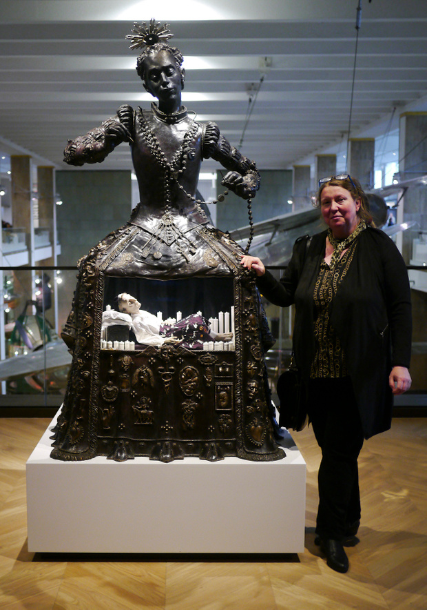 This image has an empty alt attribute; its file name is eleanor-crook-medicina-statue-.jpg